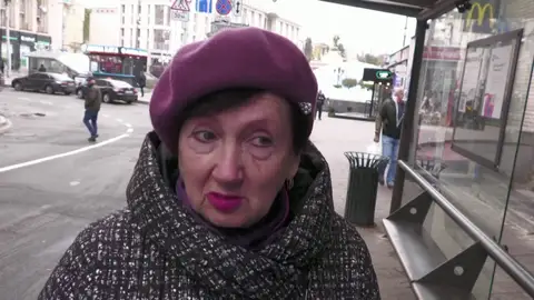 Ucraniana asustada por los cortes de electricidad Ucraniana asustada por los cortes de electricidad