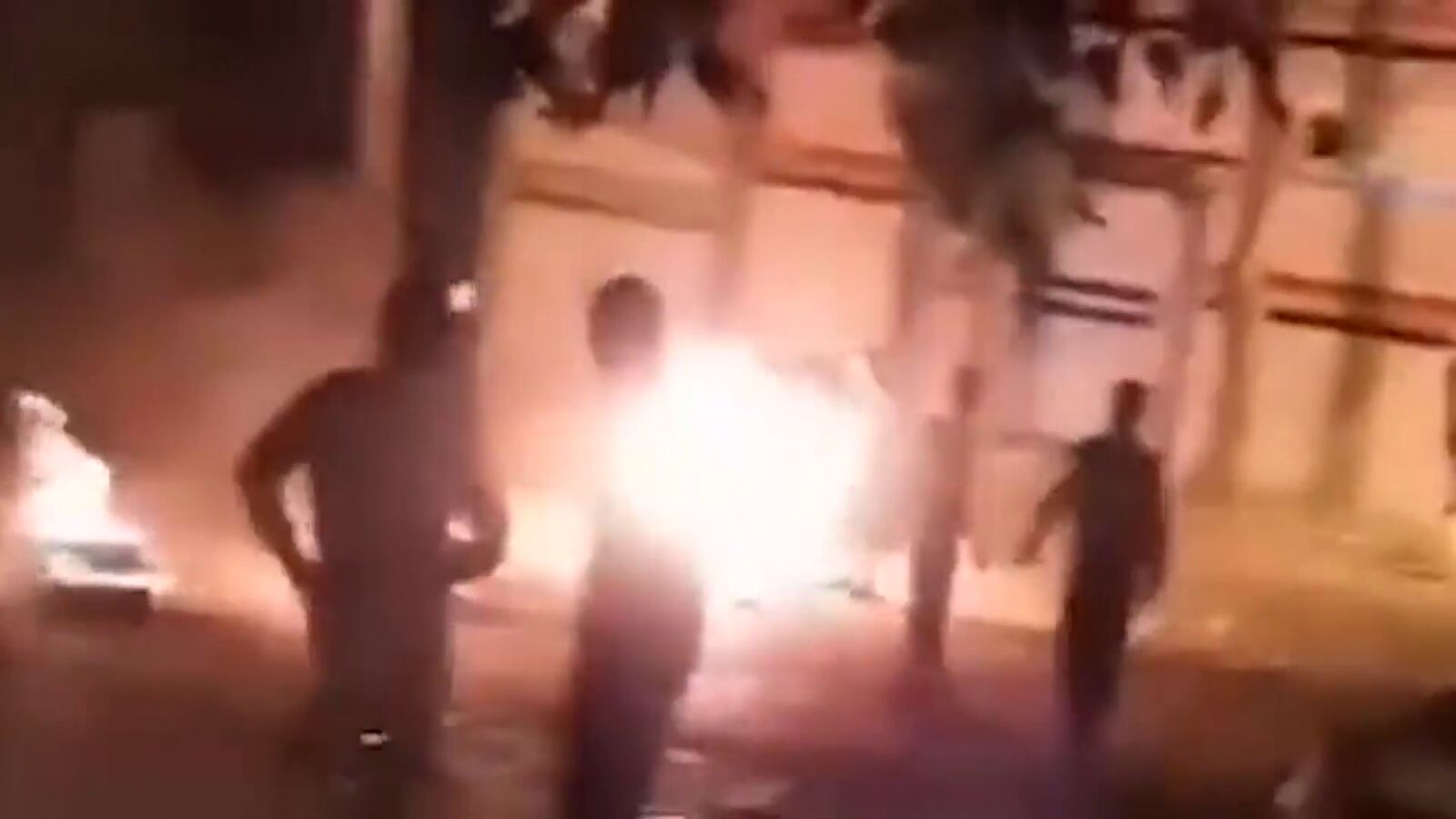  Violentas protestas en Teherán: los manifestantes atacan edificios del Gobierno y de la temida Guardia Revolucionaria