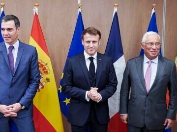 El presidente del Gobierno de España, Pedro Sánche, el de Francia, Emmanuel Macron, y el primer ministro de Portugal, António este pasado jueves en Bruselas.