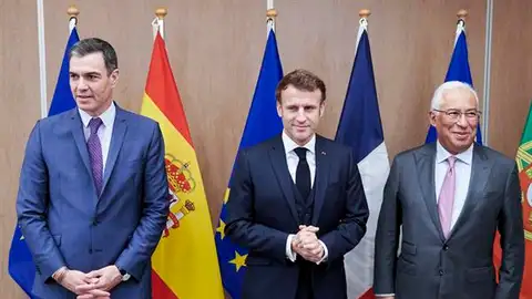 El presidente del Gobierno de España, Pedro Sánche, el de Francia, Emmanuel Macron, y el primer ministro de Portugal, António este pasado jueves en Bruselas. El presidente del Gobierno de España, Pedro Sánche, el de Francia, Emmanuel Macron, y el primer ministro de Portugal, António este pasado jueves en Bruselas.