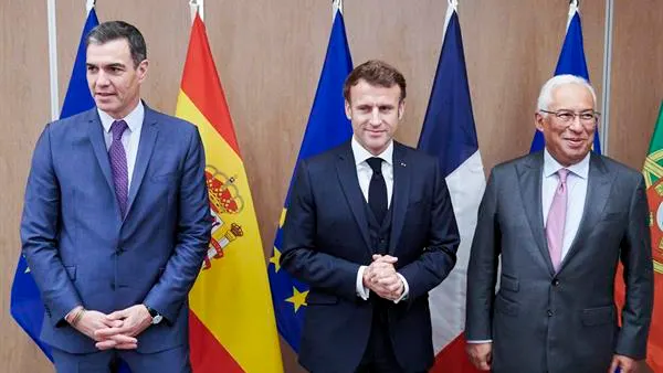El presidente del Gobierno de Espa&ntilde;a, Pedro S&aacute;nche, el de Francia, Emmanuel Macron, y el primer ministro de Portugal, Ant&oacute;nio este pasado jueves en Bruselas.