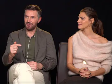 Richard Armitage y Amaia Salamanca Richard Armitage y Amaia Salamanca