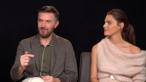 Richard Armitage y Amaia Salamanca Richard Armitage y Amaia Salamanca