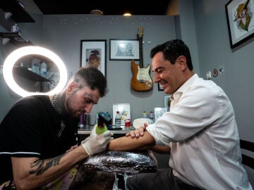 Juanma Moreno cumple su promesa electoral y se tatúa.