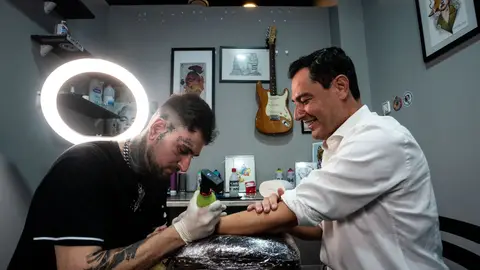 Juanma Moreno cumple su promesa electoral y se tatúa. Juanma Moreno cumple su promesa electoral y se tatúa.