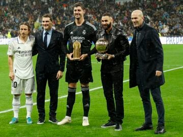 Courtois y Benzema ofrecen sus galardones al Bernabéu