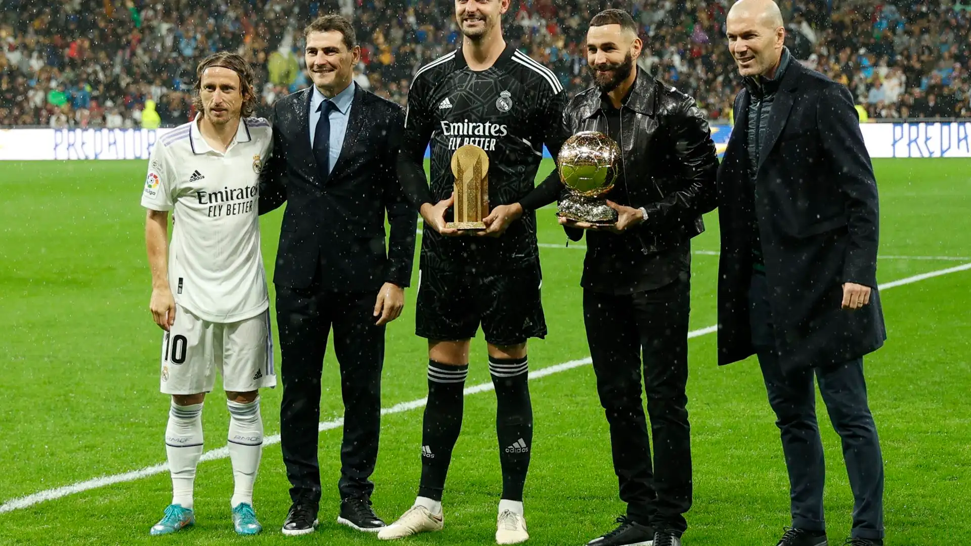 Courtois y Benzema ofrecen sus galardones al Bernabéu Courtois y Benzema ofrecen sus galardones al Bernabéu