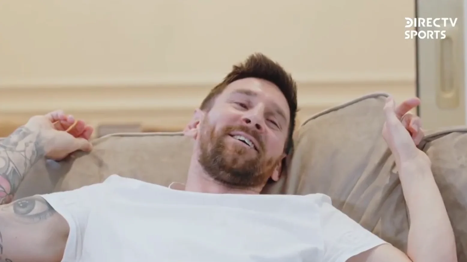 La reacción de Messi cuando el periodista rompe a llorar La reacción de Messi cuando el periodista rompe a llorar