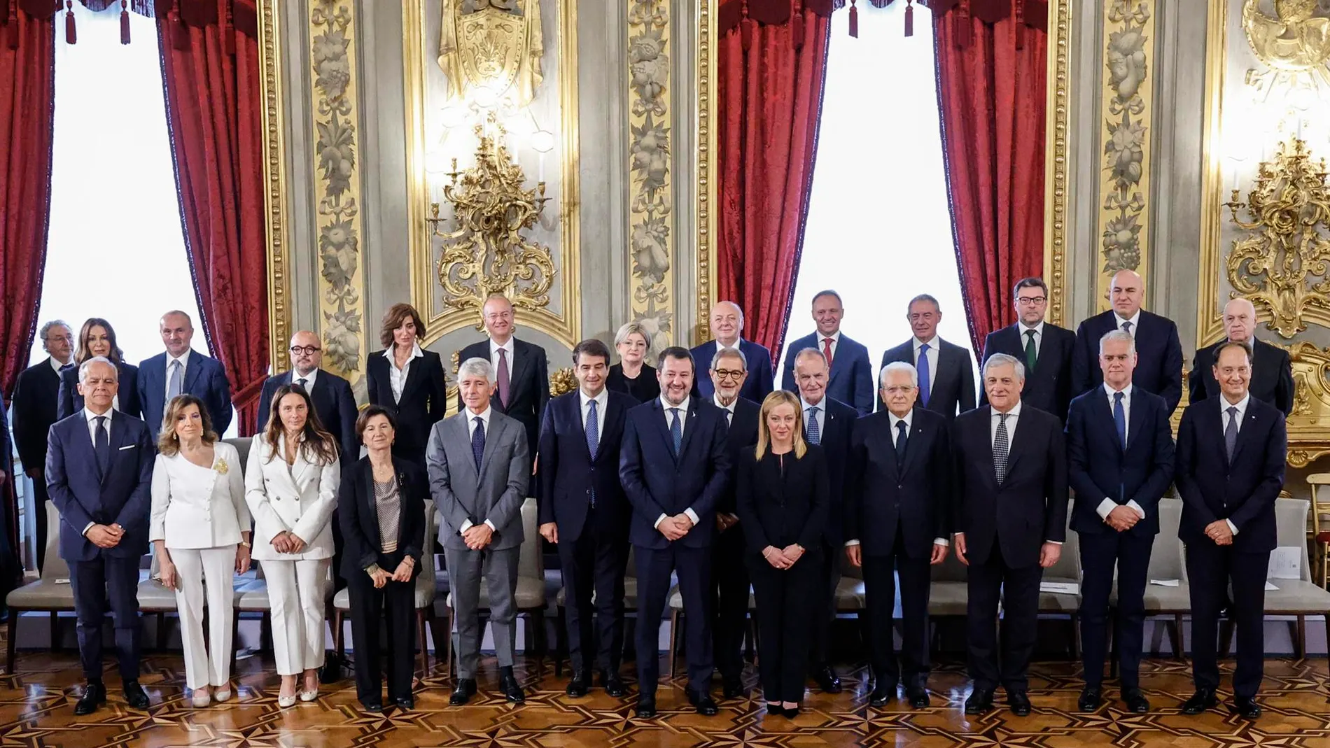 Mattarella y Meloni junto a otros miembros en la jura del cargo