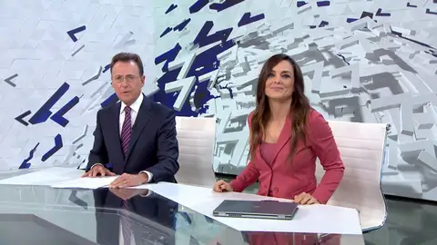 La 'surrealista' pregunta de Mónica Carrillo a Matías Prats que ha provocado la risa de ambos La 'surrealista' pregunta de Mónica Carrillo a Matías Prats que ha provocado la risa de ambos