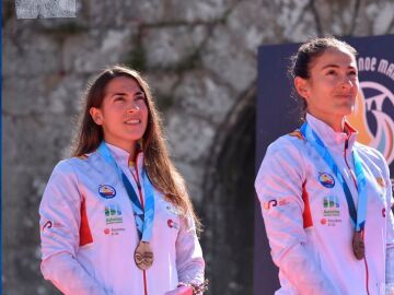 Tania Fernández y Tania Álvarez felices con su medalla de oro
