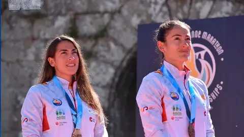 Tania Fernández y Tania Álvarez felices con su medalla de oro Tania Fernández y Tania Álvarez felices con su medalla de oro