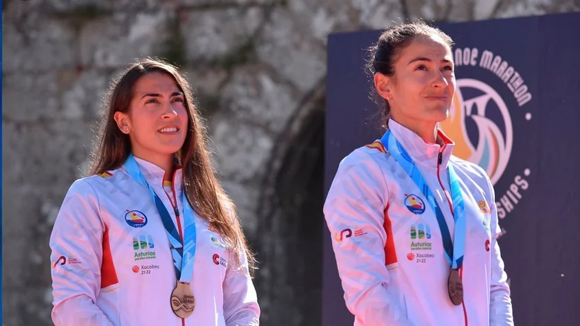 Tania Fernández y Tania Álvarez felices con su medalla de oro Tania Fernández y Tania Álvarez felices con su medalla de oro