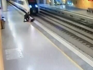 Dos agentes de la policía salvan la vida de una mujer a punto de saltar a las vías del tren