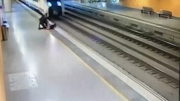Dos agentes de la polic&iacute;a salvan la vida de una mujer a punto de saltar a las v&iacute;as del tren