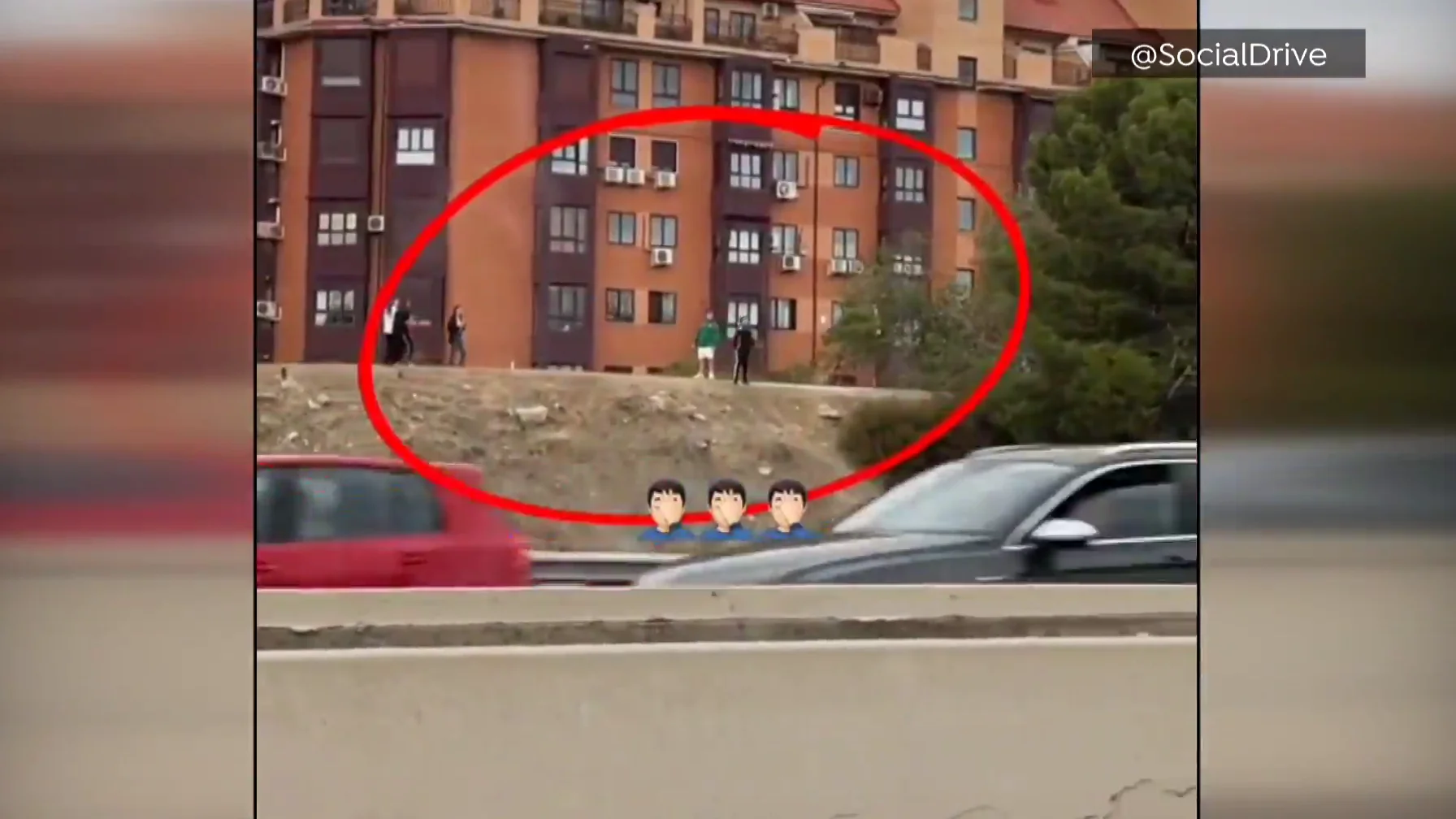 Lanzan piedras a los coches mientras circulan