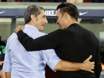 Xavi Hernández abraza a Ernesto Valverde en el Camp Nou