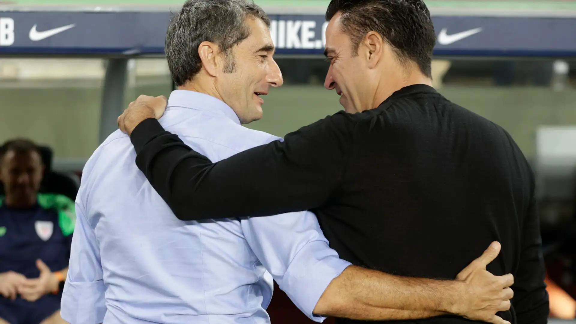Xavi Hernández abraza a Ernesto Valverde en el Camp Nou Xavi Hernández abraza a Ernesto Valverde en el Camp Nou