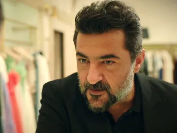 Akif visita a Suzan en la tienda… ¡Y vuelve a insinuarse! ¿Caerá en sus garras? Akif visita a Suzan en la tienda… ¡Y vuelve a insinuarse! ¿Caerá en sus garras?