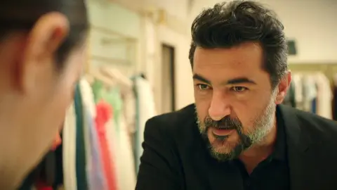Akif visita a Suzan en la tienda… ¡Y vuelve a insinuarse! ¿Caerá en sus garras? Akif visita a Suzan en la tienda… ¡Y vuelve a insinuarse! ¿Caerá en sus garras?