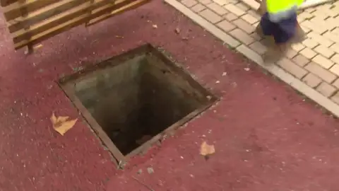 Una de las alcantarillas destapadas Una de las alcantarillas destapadas
