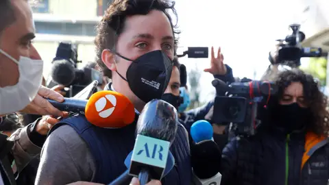 El Pequeño Nicolás rodeado de periodistas a su llegada a la Audiencia Provincial de Madrid El Pequeño Nicolás rodeado de periodistas a su llegada a la Audiencia Provincial de Madrid