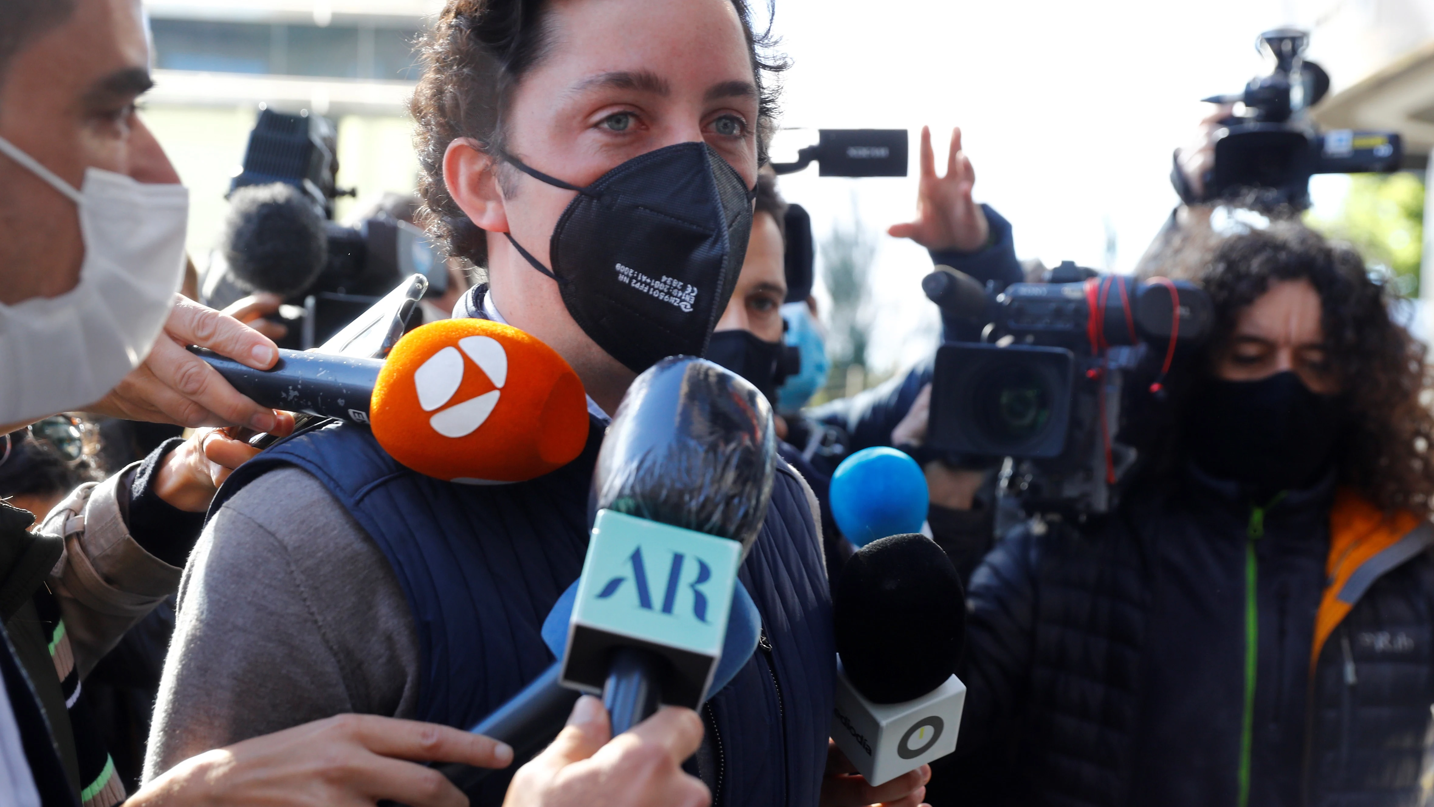 El Pequeño Nicolás rodeado de periodistas a su llegada a la Audiencia Provincial de Madrid El Pequeño Nicolás rodeado de periodistas a su llegada a la Audiencia Provincial de Madrid