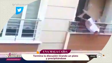 El vídeo viral del señor que acaba cayéndose de su balcón tras lanzar objetos a los viandantes
