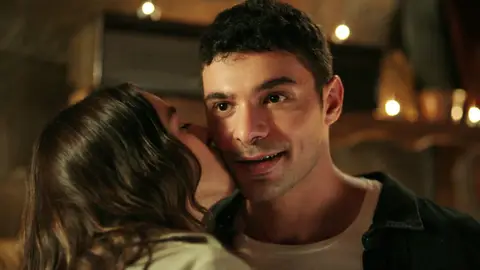 Şengül interrumpe la romántica cita de Kadir y Melisa por sus sospechas sobre Cemile Şengül interrumpe la romántica cita de Kadir y Melisa por sus sospechas sobre Cemile