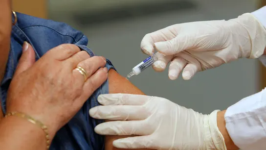Una enfermera administra una vacuna contra la COVID-19 Una enfermera administra una vacuna contra la COVID-19