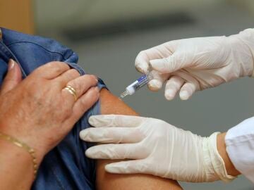 Una enfermera administra una vacuna contra la COVID-19
