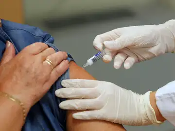 Una enfermera administra una vacuna contra la COVID-19