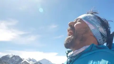 Miguel Ángel Roldán se convierte en el primer enfermo de ELA en 'conquistar' el Everest Miguel Ángel Roldán se convierte en el primer enfermo de ELA en 'conquistar' el Everest