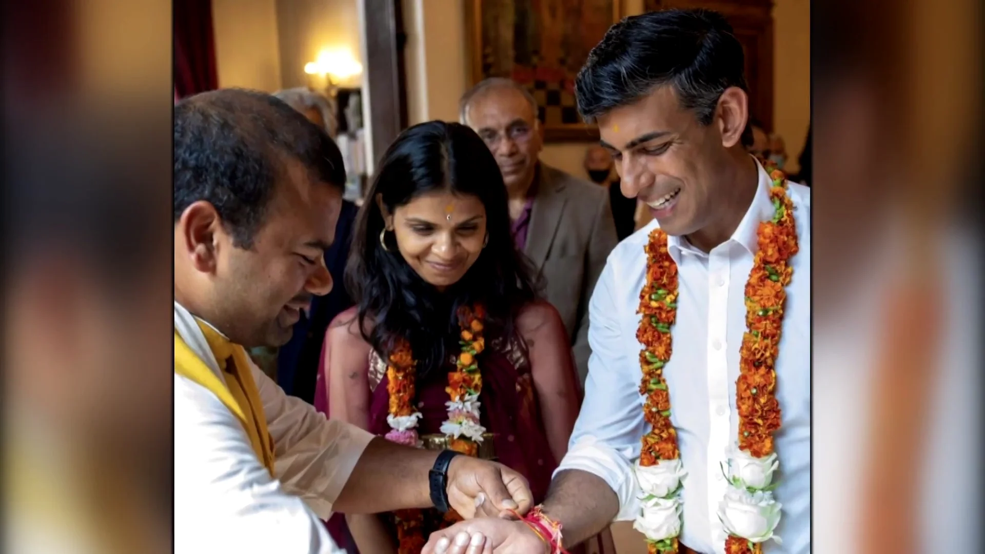 El primer ministro de Reino Unido, Rishi Sunak, junto a su esposa