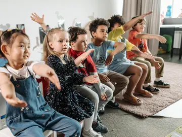 Niños y niñas en el colegio. Niños y niñas en el colegio.