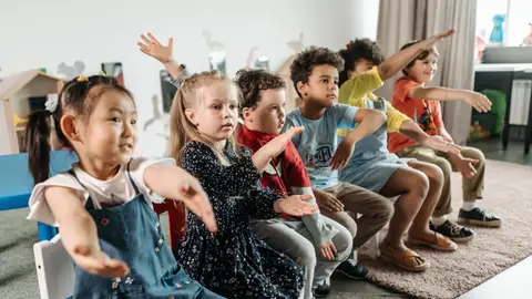 Niños y niñas en el colegio. Niños y niñas en el colegio.