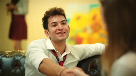 Ömer paga la matrícula del colegio de Harika… ¡Pero es Tolga quien se lleva el mérito! Ömer paga la matrícula del colegio de Harika… ¡Pero es Tolga quien se lleva el mérito!