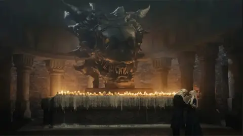 Viserys y Rhaenyra hablan en el Pozo del Dragón Viserys y Rhaenyra hablan en el Pozo del Dragón