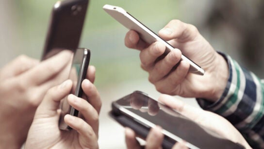 Varias personas con m&oacute;viles