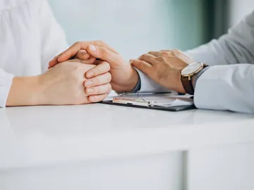 Un oncólogo con su paciente Un oncólogo con su paciente