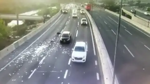 Conductores se encuentran los billetes Chile