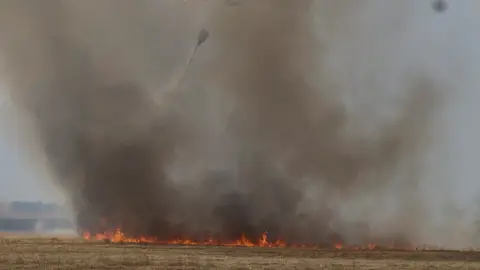 Un helicóptero trabaja en las labores de extinción del incendio forestal de la comarca de Tábara (Zamora) Un helicóptero trabaja en las labores de extinción del incendio forestal de la comarca de Tábara (Zamora)