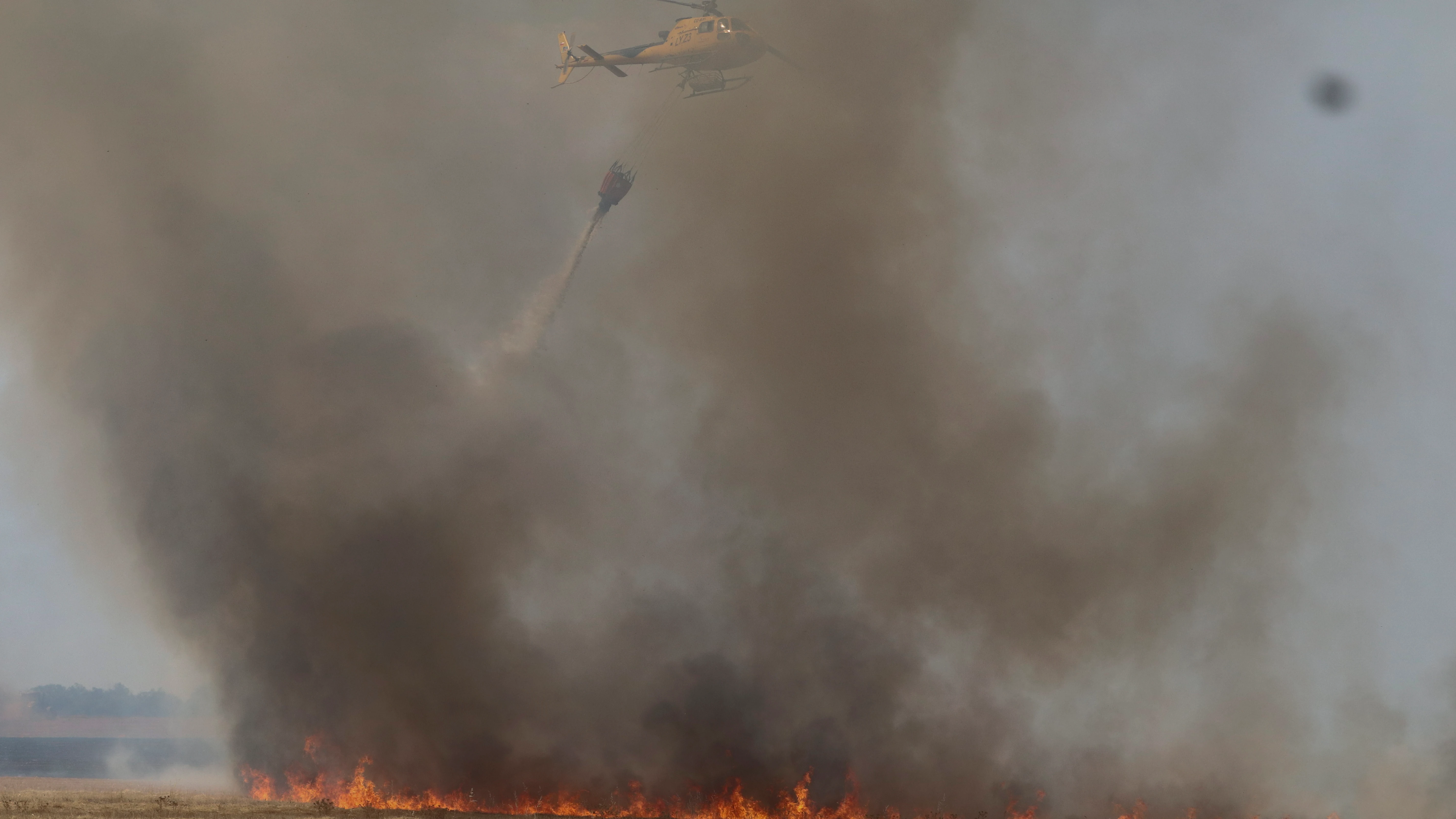 Un helicóptero trabaja en las labores de extinción del incendio forestal de la comarca de Tábara (Zamora) Un helicóptero trabaja en las labores de extinción del incendio forestal de la comarca de Tábara (Zamora)