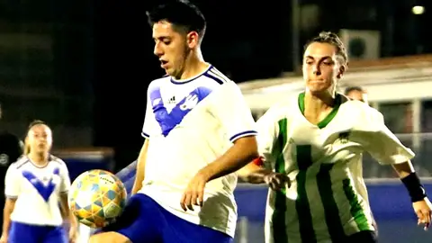 Álex Alcaide, el futbolista trans que juega con chicas: "No estoy haciendo nada malo" Álex Alcaide, el futbolista trans que juega con chicas: "No estoy haciendo nada malo"