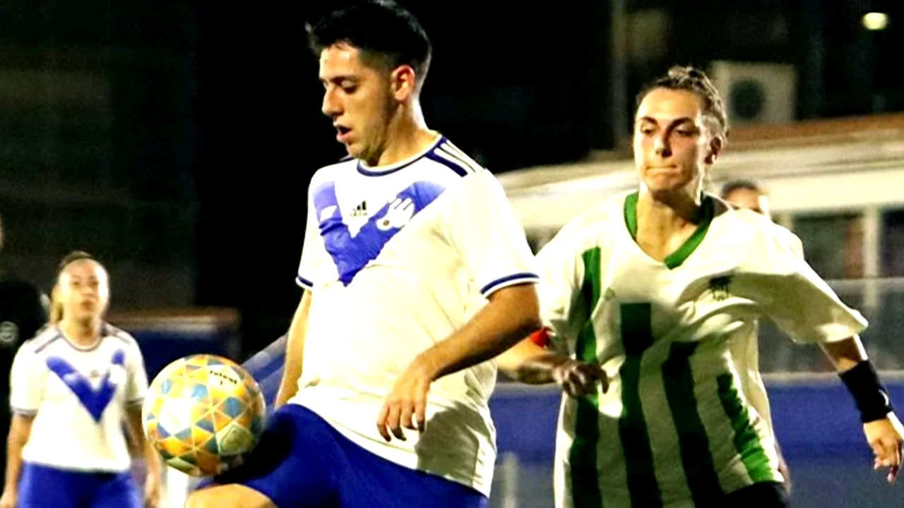 Álex Alcaide, el futbolista trans que juega con chicas: "No estoy haciendo nada malo" Álex Alcaide, el futbolista trans que juega con chicas: "No estoy haciendo nada malo"