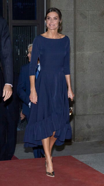 La reina Letizia con vestido de Miphai