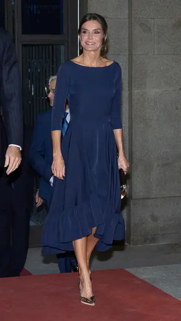 La reina Letizia con vestido de Miphai La reina Letizia con vestido de Miphai