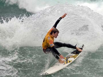 El surfista vasco Marcos Sansegundo en Mundaka