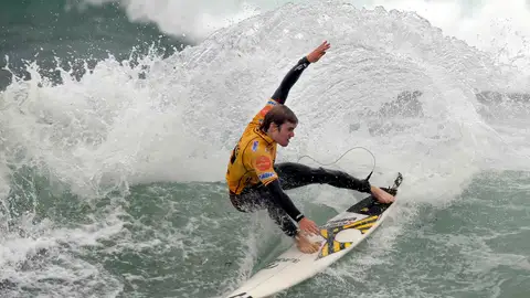 El surfista vasco Marcos Sansegundo en Mundaka El surfista vasco Marcos Sansegundo en Mundaka