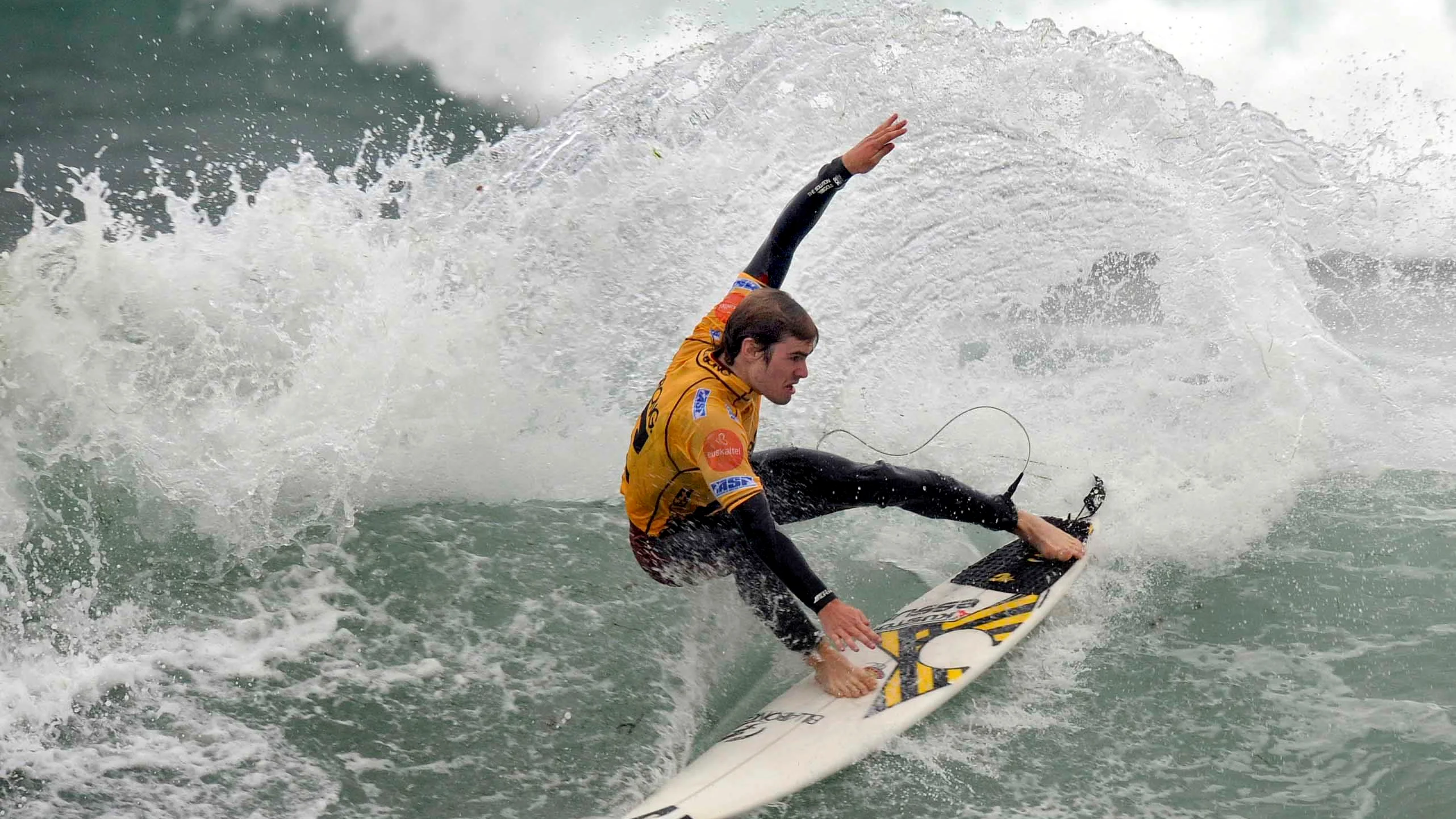 El surfista vasco Marcos Sansegundo en Mundaka